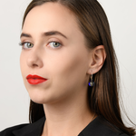 Kolczyki na uchu modelki