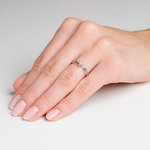 pierścionek z brylantem na dłoni