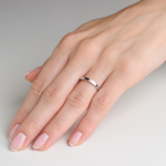 piękny złoty pierścionek na zaręczyny i nie tylko na dłoni