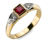 Pierścionek z żółtego, polerowanego złota z przepięknym kwadratowym rubinem o bardzo dobrej, rubinowej barwie i dwoma brylantami.