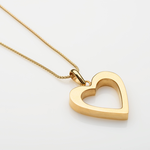 Naszyjnik z pozłacaną 24-karatowym złotem zawieszką w kształcie serca umieszczoną na ozdobnym łańcuszku.