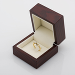 pierścionek zaręczynowy w pudełku