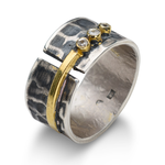 Pierścionek srebrny ze złoconym elementem z cyrkoniami.