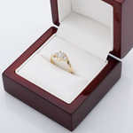 W pudełku PETITE JOIE - złoty pierścionek z brylantami