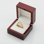 W drewnianym pudełku śliczny, Okazały pierścionek z brylantem 0,25ct, złoto żółte próba 585