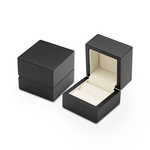 Drewniane pudełko na pierścionek w kolorze czarnym