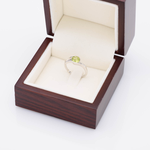 Zielono Mi - złoty pierścionek z brylantami i perydotem. Na zaręczyny.