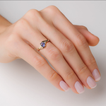 zaręczynowy pierścionek z tanzanitem i brylantami- zdjęcie na palcu