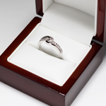 Pierścionek zaręczynowy z białego złota z brylantami: p-656-b w pudełku.