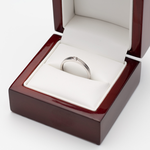 Pierścionek - obrączka z brylantem w ozdobnym pudełku.