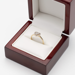 Pierścionek zaręczynowy w kształcie serduszka w pudełku.