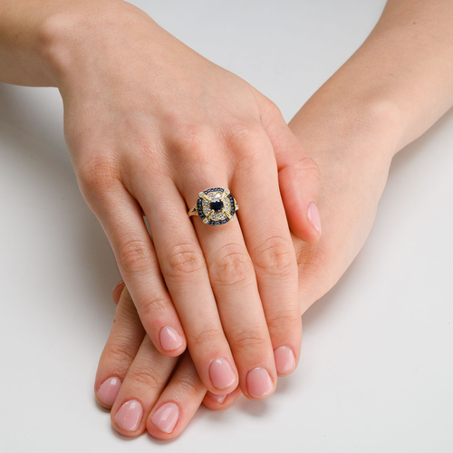 pierścionek Alicja na palcu