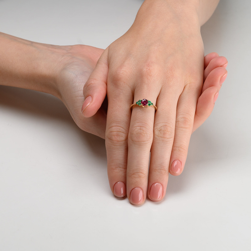 złoty pierścionek na ręce