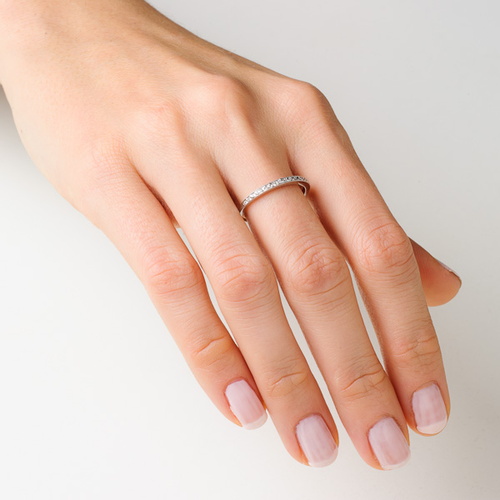 pierścionek z białego złota wysadzany brylantami - piękny elegancki wzór
