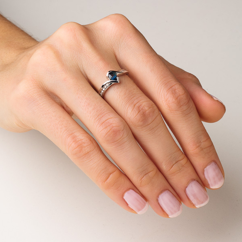 Najpiękniejszy wzór pierścionka z białego złota z szafirem i brylantami. Idealny wzór na rocznice ślubu, na zaręczyny.