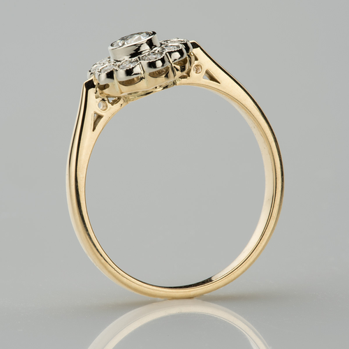 Złoty pierścionek z diamentami - widok z boku.