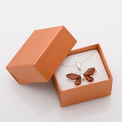 naszyjnik z zawieszką w kształcie motylka, bursztyn, srebro 925 w pudełeczku