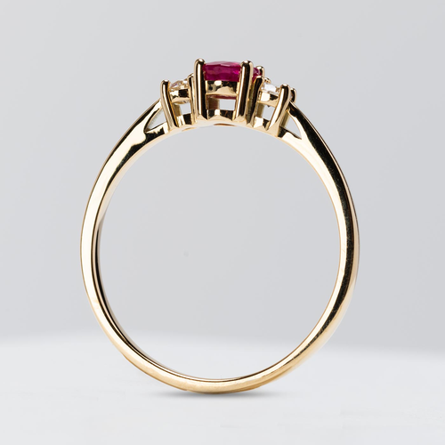 Ring with ruby and diamonds