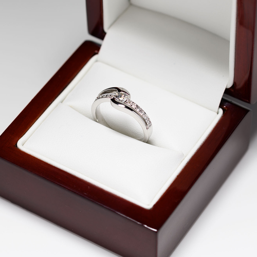Pierścionek zaręczynowy z białego złota z brylantami: p-656-b w pudełku.
