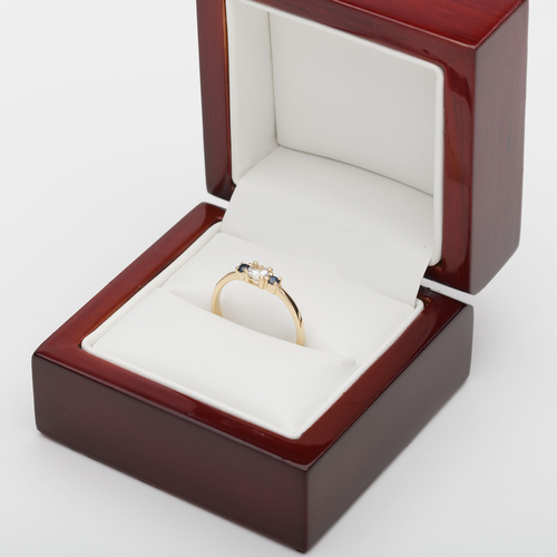 złoty pierścionek z korundem- leukoszafir i szafiry niebieskie