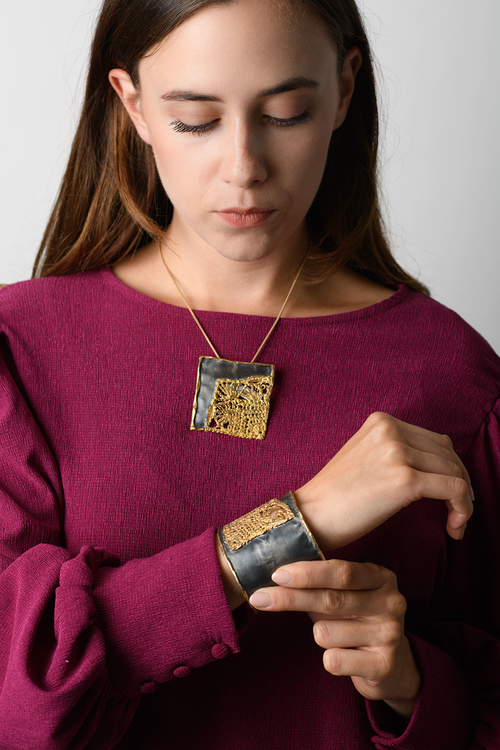 Bransoletka i naszyjnik - artystyczna biżuteria ze srebra i złota.