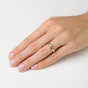pierścionek zaręczynowy na palcu z brylantem