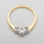 pierścionek ze złota z brylantami - widok z boku pokazujący piękno kształtu i kunszt jubilera