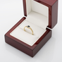 Pierścionek w pudełeczku - złoty z szafirem i brylantami